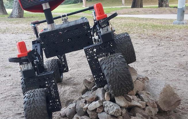 NASA svela il progetto JPL Open Source Rover Rover su un mucchio di sassi
