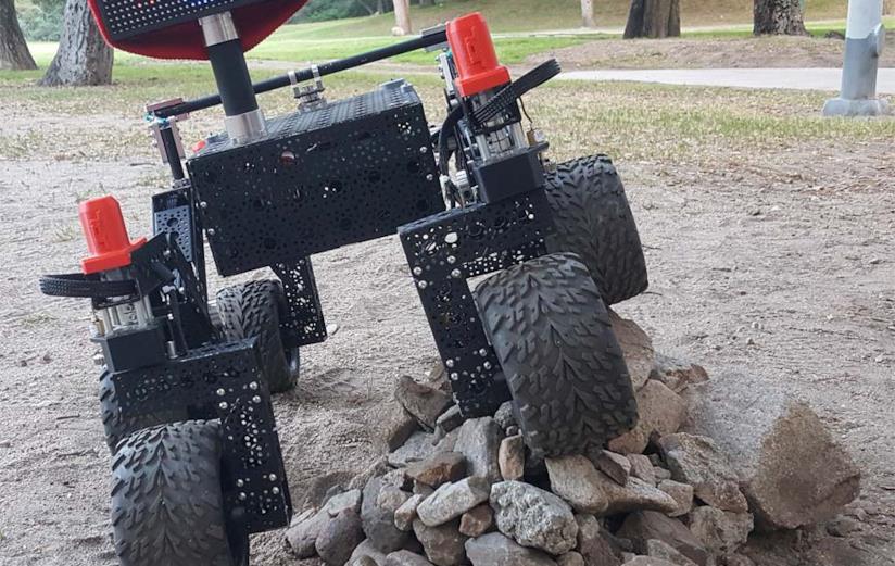 NASA svela il progetto JPL Open Source Rover Rover su un mucchio di sassi