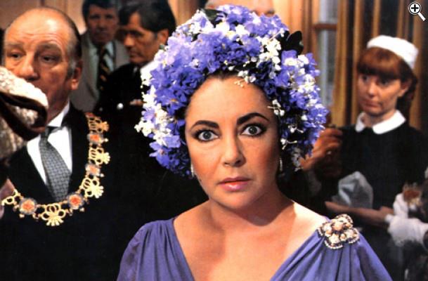 Assassinio allo specchio: Liz Taylor Elizabeth Taylor in Assassinio allo specchio con la cuffia di fiori