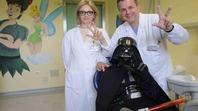 Star Wars: ragazzo autistico vince la paura dell'ospedale grazie a Darth Vader Thomas e il dottor Claudio Gallo
