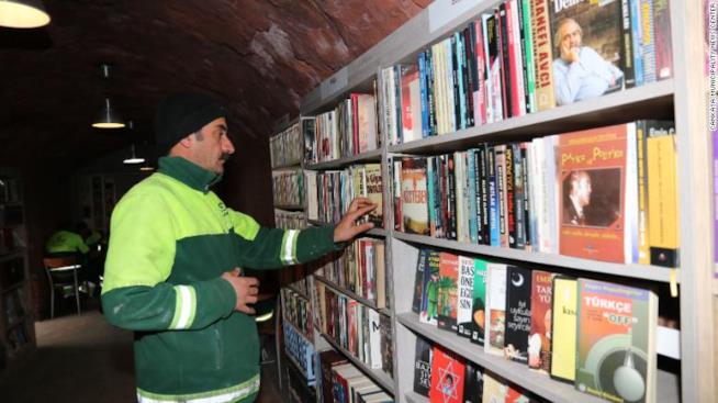 La biblioteca ad Ankara creata con i libri raccolti dagli operatori ecologici Un operatore ecologico nella libreria dei libri abbandonati e recuperati ad Ankara