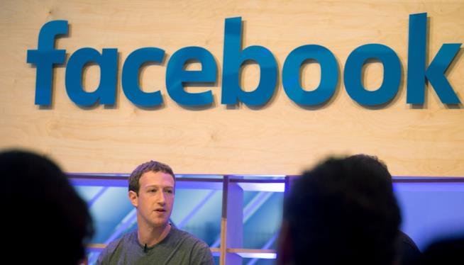 Cambia il NewsFeed di Facebook: come dare priorità alle tue Pagine preferite Mark Zuckerberg durante un meeting tenutosi in Gemrania