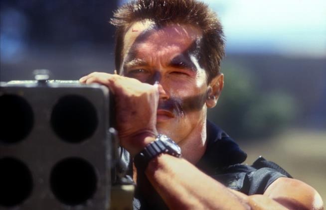 Commando, la recensione del film del 1985 diretto da Mark L. Lester Arnold Schwarzenegger nella scena cult di Commando