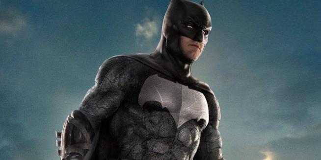 The Batman avrà almeno quattro villain, stando ai rumor Un primo piano di Batman nel poster di Justice League
