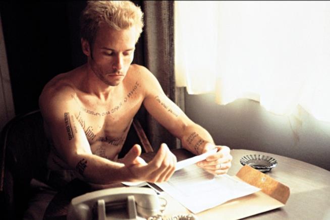 Christopher Nolan spiega il controverso finale del suo Memento Guy Pearce biondo e con il corpo coperto di tatuaggi in una scena del film