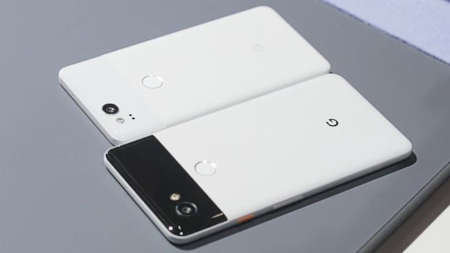 La nuova base di ricarica a marchio Google svelata da un leak Google Pixel 2 e Pixel 2 XL