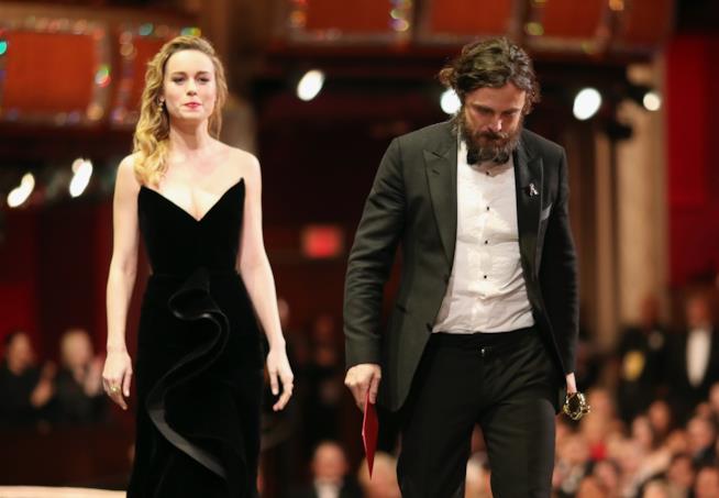 Brie Larson spiega la sua reazione alla vittoria agli Oscar di Casey Affleck Casey Affleck e Brie Larson agli Oscar