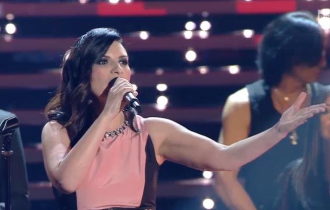 Una Laura Pausini emozionatissima sul palco del Teatro Ariston Laura Pausini bella ed emozionata a Sanremo