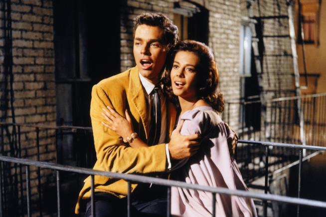 Steven Spielberg realizzerà un remake del film West Side Story Richard Beymer e Natalie Wood in una scena dal film West Side Story (1961)