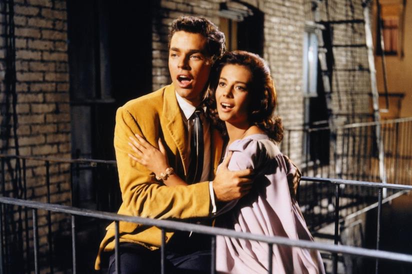 Steven Spielberg realizzerà un remake del film West Side Story Richard Beymer e Natalie Wood in una scena dal film West Side Story (1961)