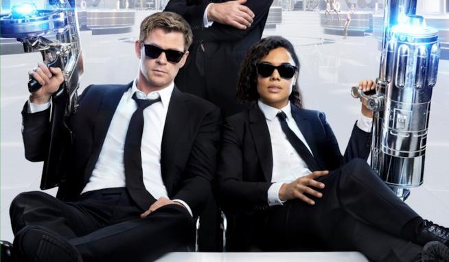 Il crossover tra Men in Black e Jump Street è stato accantonato Chris Hemsworth e Tessa Thompson in un dettaglio del poster di Men in Black: International