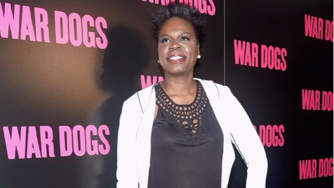 Leslie Jones chiude la questione hacker e troll di Twitter scherzandoci su in occasione degli Emmy 2016 Leslie Jones sorridente a un evento ufficiale