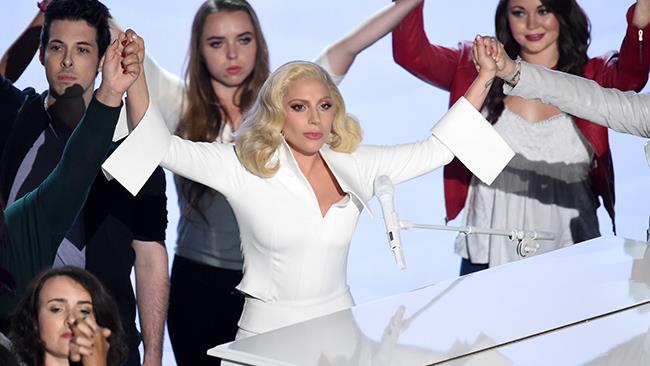La performance live di Lady Gaga agli Oscar 2016 ha commosso tutti Gli ultimi istanti della performance live di Lady Gaga agli Oscar 2016