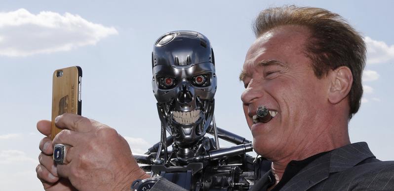 Arnold Schwarzenegger in Terminator Genisys Terminator Genisys, Arnold Schwarzenegger e il robot