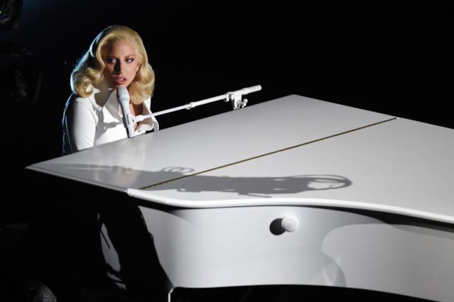 Lady Gaga si è fatta un tatuaggio uguale a quello di suo padre Immagine di Lady Gaga al pianoforte