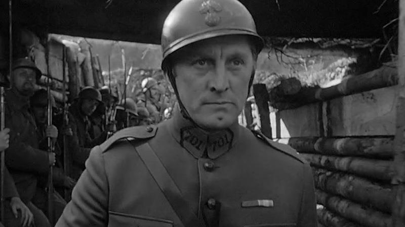 Orizzonti di gloria, Douglas diretto da Kubrick Kirk Douglas in una scena del film