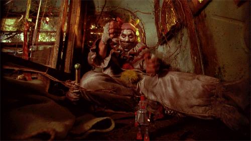 American Horror Story una scena della quinta stagione Twisty una scena di Freak Show