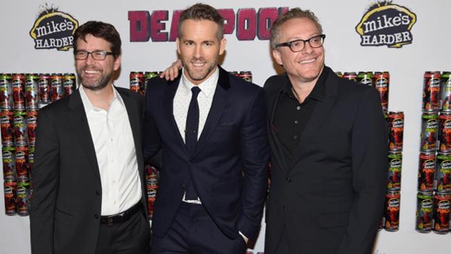 Rhett Reese e Paul Wernick insieme a Ryan Reynolds Gli sceneggiatori Rhett Reese e Paul Wernick insieme a Ryan Reynolds