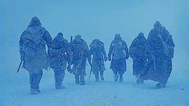 Oltre la barriera Jon Snow marcia con gli alleati oltre la barriera