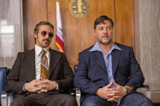 Ryan Gosling e Russell Crowe, detective anni '70 in The Nice Guys Ryan Gosling e Russell Crowe in una scena di The Nice Guys