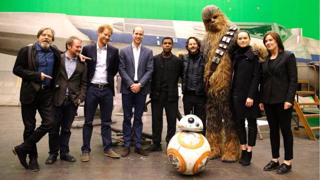 I principi William e Harry saranno degli Stormtrooper in Star Wars: Gli Ultimi Jedi Foto di gruppo per i principi William e Harry sul set di Star Wars