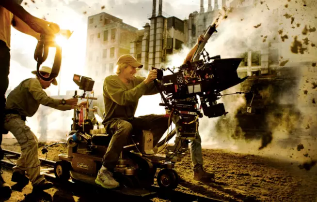 Michael Bay: 'Ci sono 14 storie di Transformers in sviluppo' Michael Bay sul set di Transformers