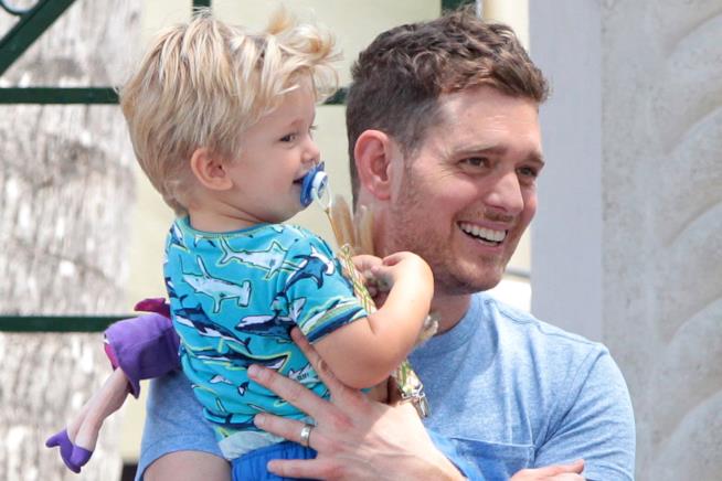 Michael Bublé torna in Argentina con il piccolo Noah Primo piano di Michael Bublé e del figlio Noah