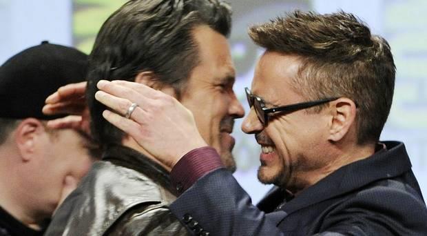 Josh Bolin e Robert Downey Jr. Josh Bolin e Robert Downey Jr. si scambiano abbracci