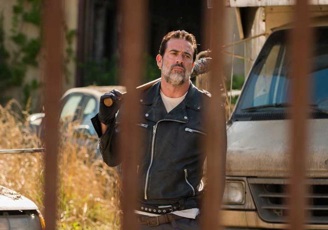 Negan è pronto a tornare da Rick e compagni nel prossimo episodio di The Walking Dead, "Al Tuo Servizio" Il ritorno del gruppo di Rick nella comunità di Alexandria sarà in versione estesa
