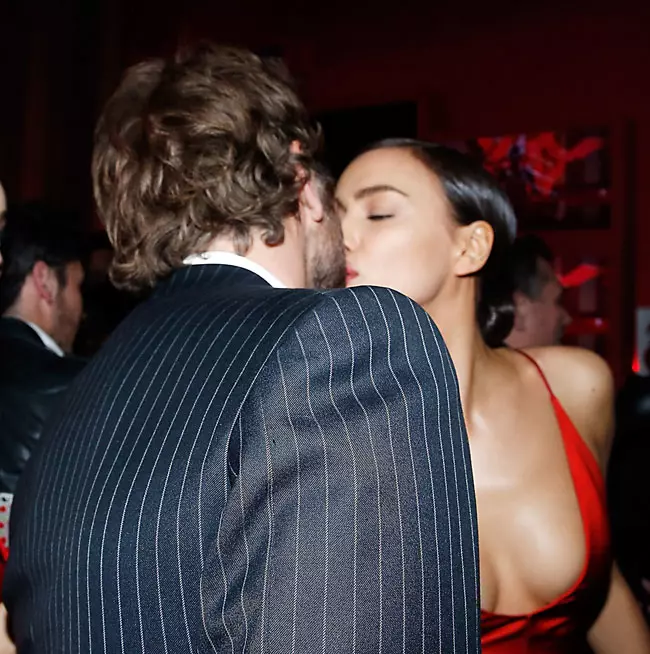 Bradley Cooper e Irina Shayk sfilano come coppia a Parigi Irina Shayk bacia Bradley Cooper