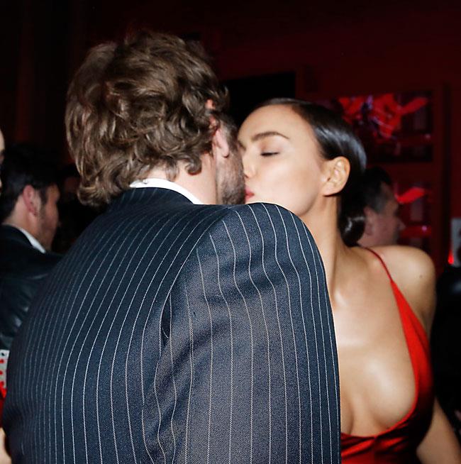 Bradley Cooper e Irina Shayk sfilano come coppia a Parigi Irina Shayk bacia Bradley Cooper