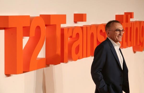 Danny Boyle alla prima di Trainspotting Danny Boyle posa davanti alla scritta della prima mondiale di Trainspotting