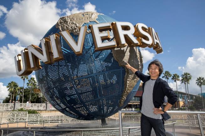 Tutte le novità sui parchi a tema Nintendo di Universal Shigeru Miyamoto di Nintendo posa accanto al logo Universal