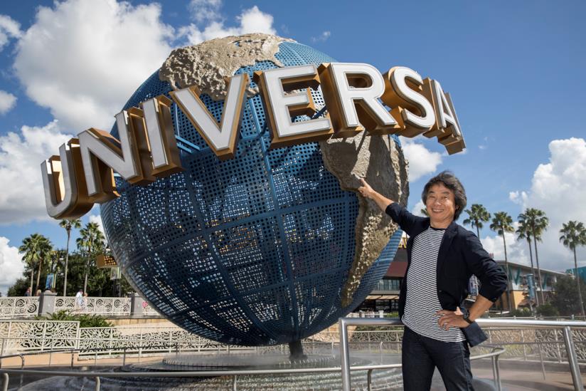 Tutte le novità sui parchi a tema Nintendo di Universal Shigeru Miyamoto di Nintendo posa accanto al logo Universal