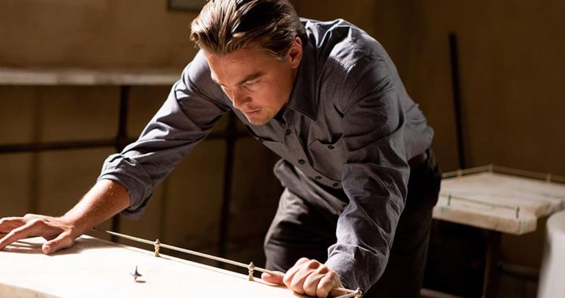 Inception: Michael Caine svela la sua versione del finale del film Leonardo DiCaprio in una scena del film
