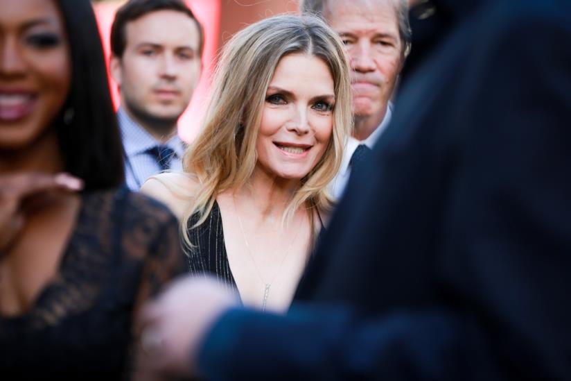 Michelle Pfeiffer si unisce a Instagram Michelle Pfeiffer sorride ai fotografi