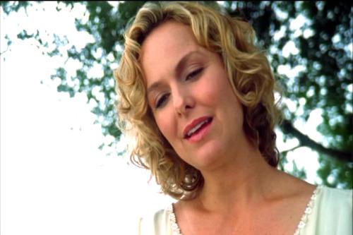 Trudy Monk in una scena della serie TV Detective Monk Trudy Monk durante una sequenza di Detective Monk