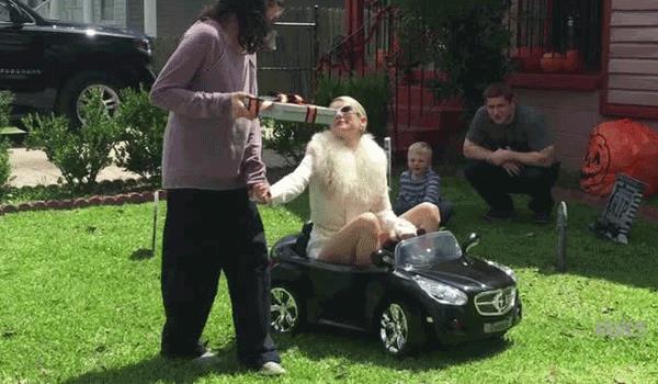10 regali di Natale per un fan di Scream Queens: la macchinina di Chanel La macchinina da giardino di Chanel Oberlin