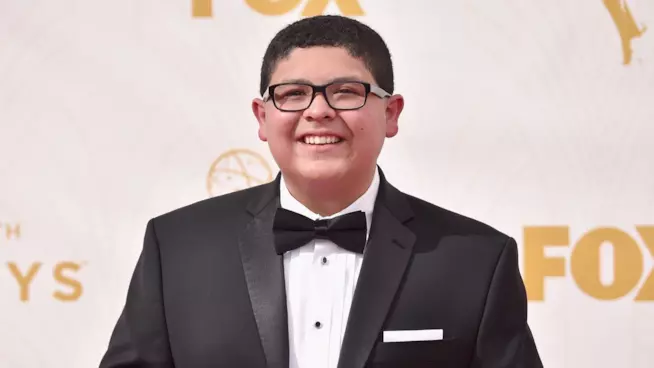 Rico Rodriguez, Manny Delgado in Modern Family, ha annunciato sui social la morte del papà Rico Rodriguez agli Emmy Awards 2015