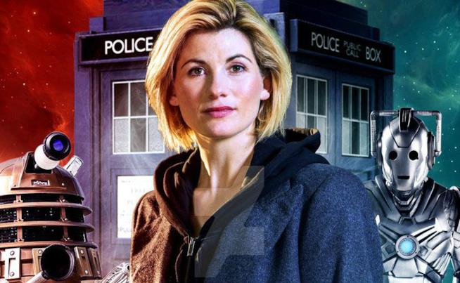 Un nuovo TARDIS per un nuovo Dottore Mezzobusto di Jodie Whittaker con il nuovo TARDIS, un dalek e un Cyberman sullo sfondo
