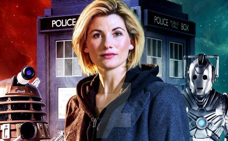 Un nuovo TARDIS per un nuovo Dottore Mezzobusto di Jodie Whittaker con il nuovo TARDIS, un dalek e un Cyberman sullo sfondo