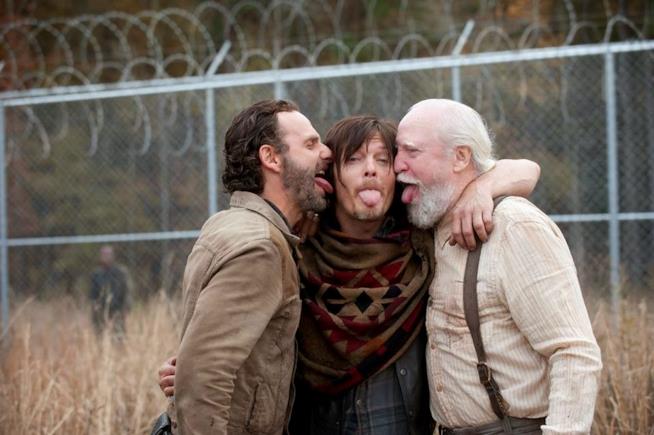 Nei momenti liberi, anche combattere gli zombie di The Walking Dead può rivelarsi divertente Rick, Daryl e Hershel sul set di The Walking Dead