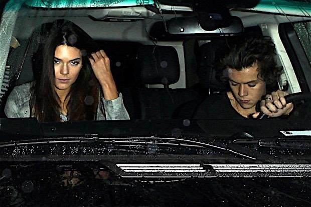 Harry Styles e Kendall Jenner sono stati vittima di un hacker nel weekend Foto di Harry Styles e Kendall Jenner in auto