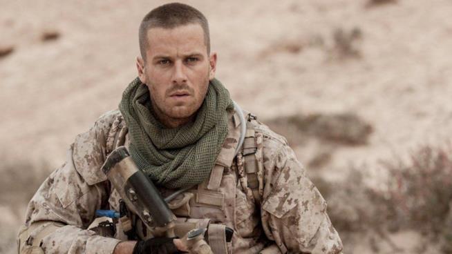Armie Hammer in Mine, il survival movie ora nelle sale Armie Hammer è il soldato Mike Stevens, bloccato su una mina