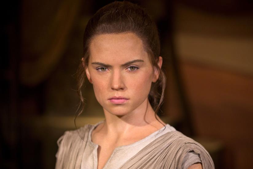Josh Gad chiede a Daisy Ridley spiegazioni sul titolo di Star Wars 8 Daisy Ridley sul set di Star Wars VII