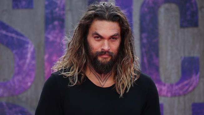 Jason Momoa è un vero maestro d'armi e lo dimostra nel lancio dell'ascia Jason Momoa alla première di Suicide Squad