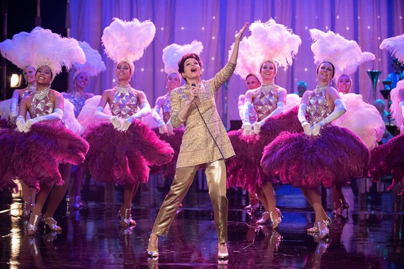 Judy: Renée Zellweger conquista con la sua trasformazione in Judy Garland Renée Zellweger si esibisce come Judy Garland in una scena del biopic Judy
