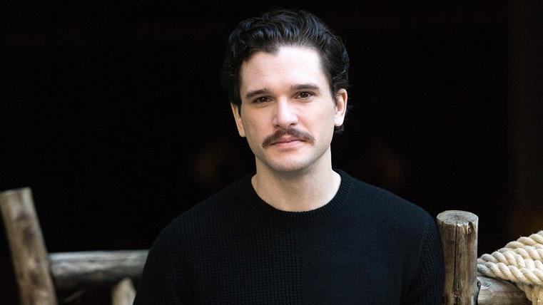 Kit Harington è dovuto andare in terapia a causa della morte di Jon Snow Kit Harington con il nuovo look post Jon Snow