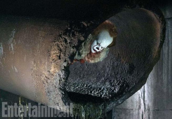 Nuova immagine di Pennywise che esce da una tubatura Pennywise, primo piano del nuovo clown di IT