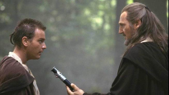 Ewan McGregor potrebbe tornare nei panni di Obi-Wan in Star Wars 8 Ewan McGregor e Liam Neeson in una scena di Star Wars: La Minaccia Fantasma